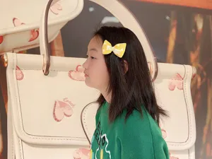 Jolie pince à cheveux nœud en tissu à pois jaunes pour enfants, accessoire de cheveux floral doux.