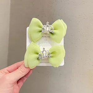 Pince à cheveux nœud en tulle vert avec détail couronne strass, joli accessoire cheveux enfant.