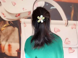 Barrette à cheveux en tissu à pois de printemps avec motif floral mignon, idéale pour queue de cheval.