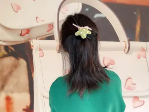 Pince à cheveux étoile à pois verts pour enfants, design en tissu avec dentelle, détail.