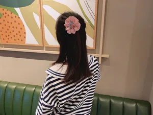 Coletero de tela con flor estilo japones, goma para el pelo a cuadros rosa para peinado diario.
