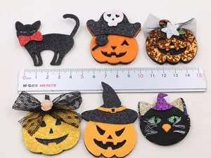 Detailansicht von Halloween Filz-Patches, niedliche schwarze Katzen und Kürbisse mit Glitzer.
