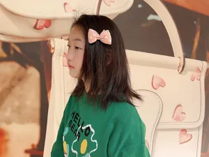 Jolie pince à cheveux nœud pois rose enfant avec bordure dentelle vue détaillée