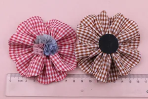 Detalle de accesorio para el cabello de flor de tela, diseño a cuadros, suave para diario.