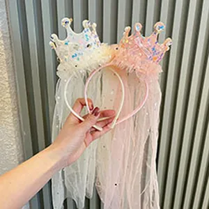 Detailansicht niedlicher Prinzessinnen Kronen Haarreifen mit langem Schleier in Rosa und Weiß.