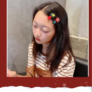 Weihnachtsgeschenk geformte Haarspangen Detailansicht, süße Accessoires für Kinder.