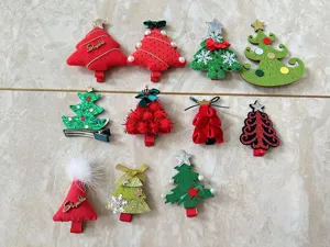 Weihnachtsbaum Haarspangen fuer Kinder niedlich rot gruen Haarschmuck Festtag Haarstyling.