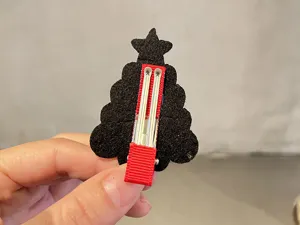 Detailansicht der niedlichen Weihnachtsbaum Haarklammer für Kinder mit sicherem Clip und Filz.