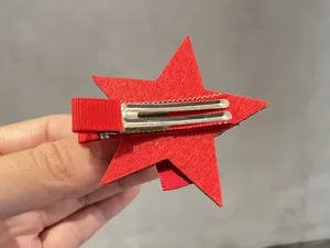 Roter Stern Haarklammer Rückseite Detail, süße Kinder Haarspitze für Party und Alltag.