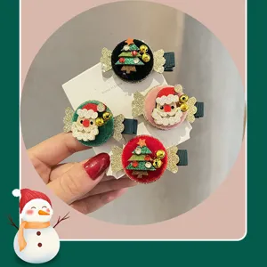 Niedliche Weihnachts-Haarspangen im Detail, mit Weihnachtsmann und Glitzer-Elementen.