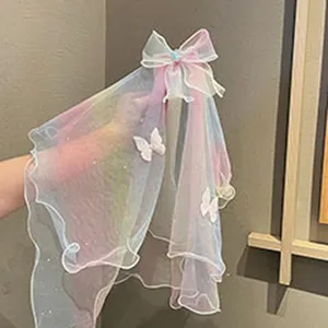 Detailansicht der farbverlauf Regenbogen Mesh Haarschleife mit Schmetterlingen, feines Accessoire.