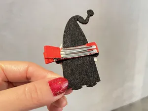 Weihnachtshaarspange Detailansicht mit sicherem Metallkrokodilclip und schwarzer Filzbasis.