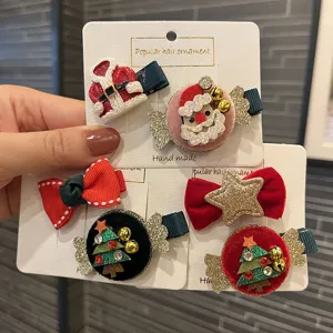 Süße Weihnachtshaarspangen für Kinder mit Weihnachtsmann und Baum auf Präsentationskarten.