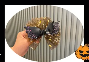 Halloween Fledermaus Haarklammer Detailansicht mit Glitzerfluegeln und Sternen Netzstoff.
