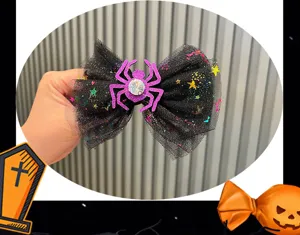 Halloween schwarze Netz Haarspange mit pinker Glitzer Spinne und bunten Sternen für Kinder.