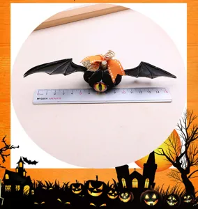 Vista dettagliata del fermaglio per capelli pipistrello di Halloween con zucca per accessori.