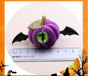 Fermaglio per capelli zucca di peluche viola di Halloween con ali di pipistrello.