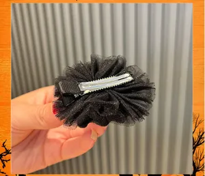 Detailaufnahme einer schwarzen Mesh-Haarspange mit stabilem Metallkrokodilclip und Tüll.
