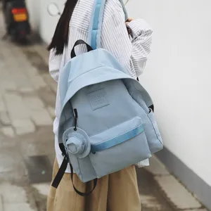Detailansicht des hellblauen lässigen Rucksacks am Model, ideal für den urbanen Alltag.
