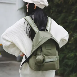 Detaillierte Rückansicht eines lässigen grünen Rucksacks mit Fronttasche für Pendler.