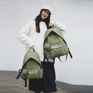 Detaillierte Ansicht des grossen, lässigen grünen Rucksacks mit mehreren Taschen für Reisen.
