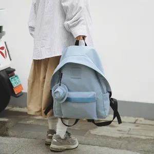 Leichter Freizeitrucksack mit Fronttasche und runder Tasche für Pendeln und Reisen.