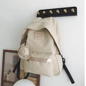 Detailansicht des lässigen Beigefarbenen Rucksacks, leichter großer Reise und Computer Schultes.