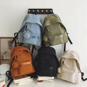 Detailansicht des lässigen Canvas-Rucksacks mit mehreren Taschen, verschiedenen Farben und Haken.