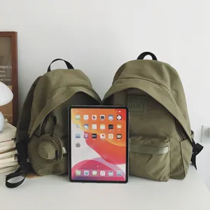 Detailaufnahme eines großen grünen Canvas-Rucksacks, lässiger Pendler-Schulrucksack ideal.