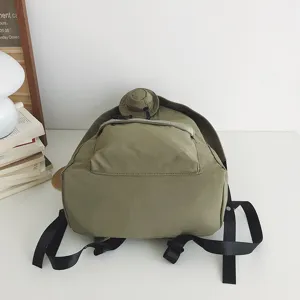Grüner Canvas Rucksack Detailansicht mit Fronttasche, verstellbaren Riemen und klarem Design.