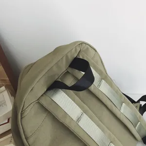 Rucksack Detailansicht mit strapazierfähigem Material, verstärkten Griffen und verstellbaren Trägern.