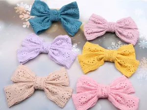Detailansicht des bunten spitzen schleifen haarklammern sets mit hohlstickerei design.