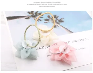 Detailansicht des Netzblumen-Haargummis mit exquisitem 3D-Blumendesign und elastischem Band.