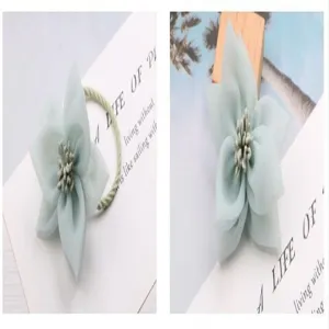 Detailansicht der hellgrünen Netzblume Haarschmuck, elegantes 3D-Blumendesign für DIY-Basteln.