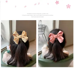 Vue détaillée de la jolie pince à cheveux nœud style coréen pour petites filles.