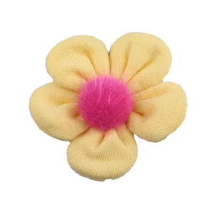 Süße gelbe Strick-Fünfblattblume mit flauschigem pinken Zentrum, ideal für DIY-Haaraccessoires.