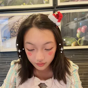 Lindo mini pinza de pelo de gorro de Papá Noel de ganchillo para fiesta de Navidad.