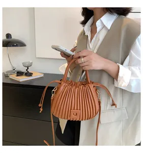Stilvolle Falten Beuteltasche für Damen, trendige braune PU Leder Umhängetasche Detail Ansicht.