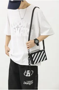 Sac bandoulière boîte à rayures diagonales noires et blanches pour un look urbain.