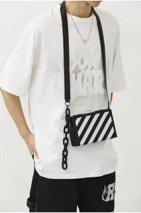 Sac bandoulière tendance homme femme boîte rayé noir et blanc sac épaule streetwear mode.