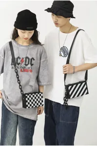 Sac bandoulière boîte tendance avec motif damier chic et design rayé pour un usage quotidien.