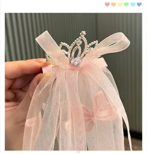 Nahaufnahme der rosa Netzkrone Haarspange mit funkelnden Strasssteinen für süße Babykleidung.