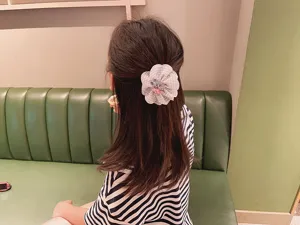 Vista detallada de accesorio para el pelo de tela floral, tierno estilo japonés diario.