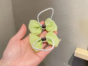 Détail d'élastique à cheveux nœud en tulle vert, corde élastique pour les enfants.