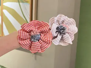 Detalle de primer plano de linda goma para el pelo de flor de tela a cuadros.