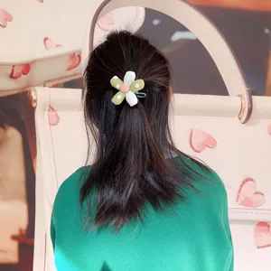 Jolie pince à cheveux fleurie pour filles, accessoire en tissu à pois vert au design rembourré.