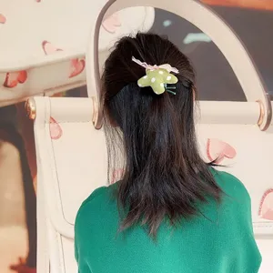 Pince à cheveux étoile en tissu à pois de printemps pour fille avec joli nœud papillon.