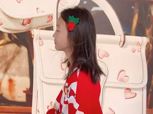 Kinder Weihnachten rote Haarspange mit Pom-Pom und grünen Blättern für festliche Feiertag Frisur.