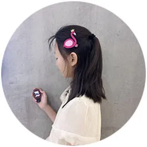 Süße rosa Flamingo Haarklammer Detailansicht mit Krone, niedliches Cartoon Haaraccessoire.