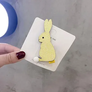 Detailansicht niedlicher Kaninchen Haarklammer, Glitzerhase mit Plüschschwanz auf Karte.